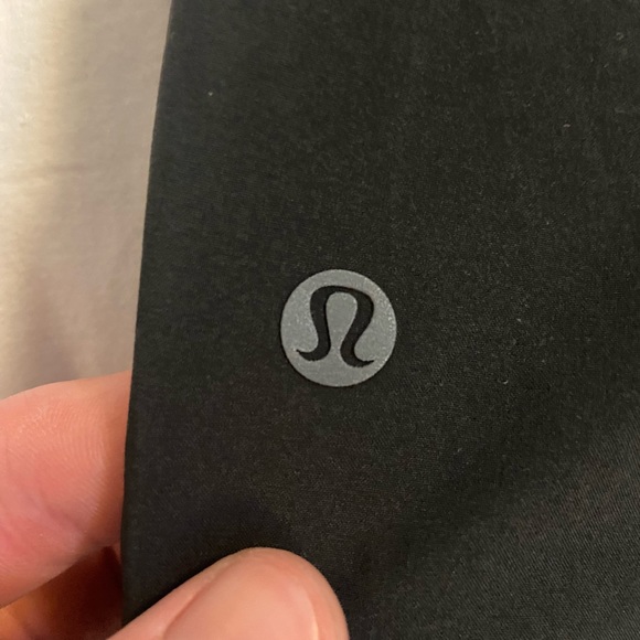 Lulu lemon training shorts - Picture 4 of 4